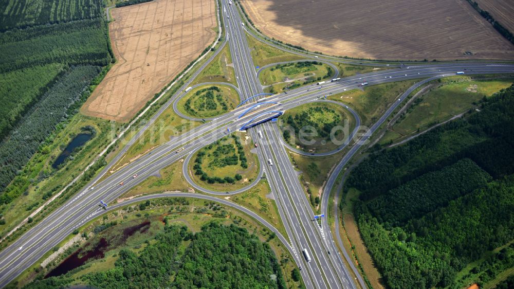 Luftaufnahme Markkleeberg - Verkehrsführung am Autobahnkreuz der BAB A38 Leipzig-Süd zur Bundesstraße B2 in Markkleeberg im Bundesland Sachsen