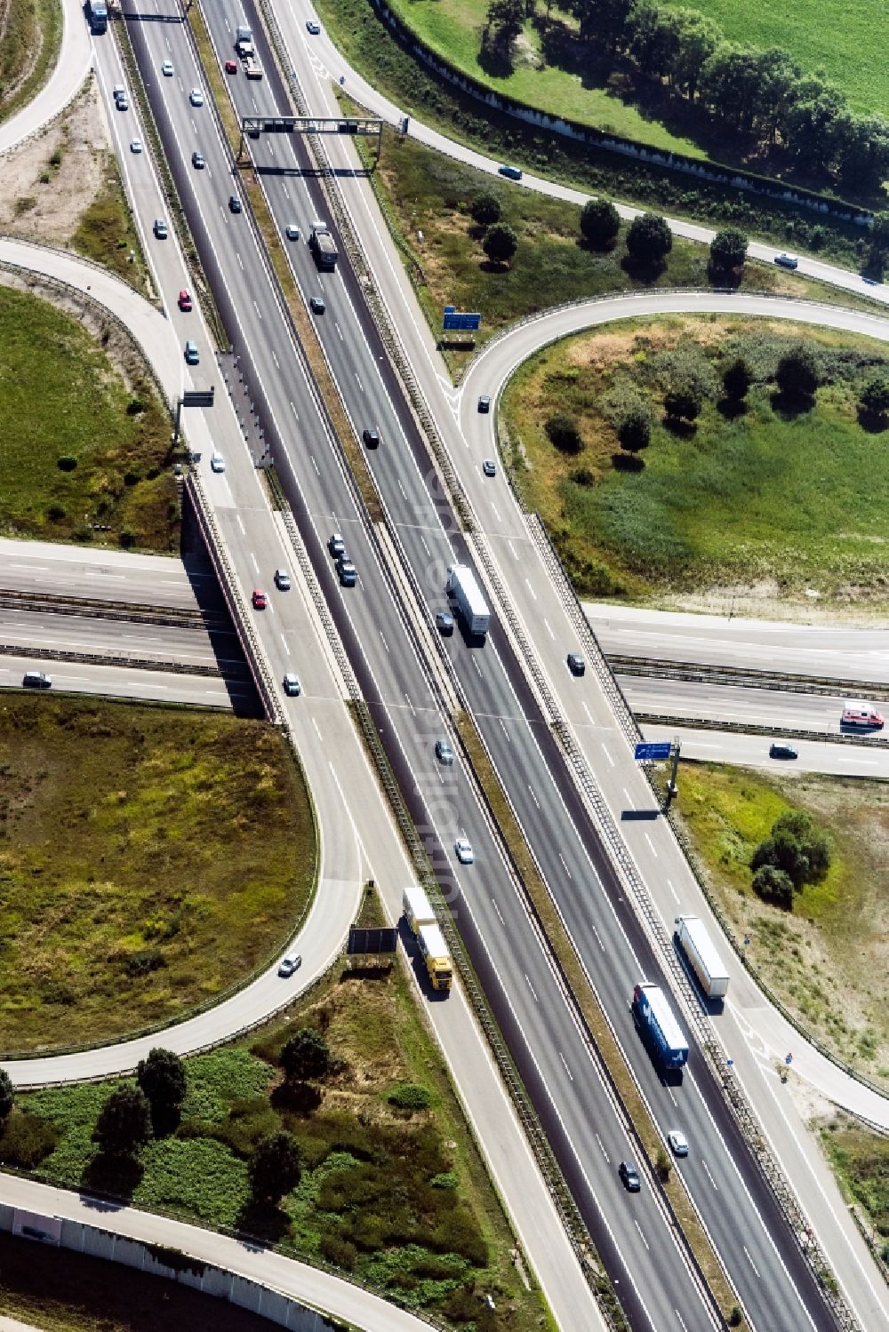 Luftbild München - Verkehrsführung am Autobahnkreuz der BAB A99 in München im Bundesland Bayern, Deutschland