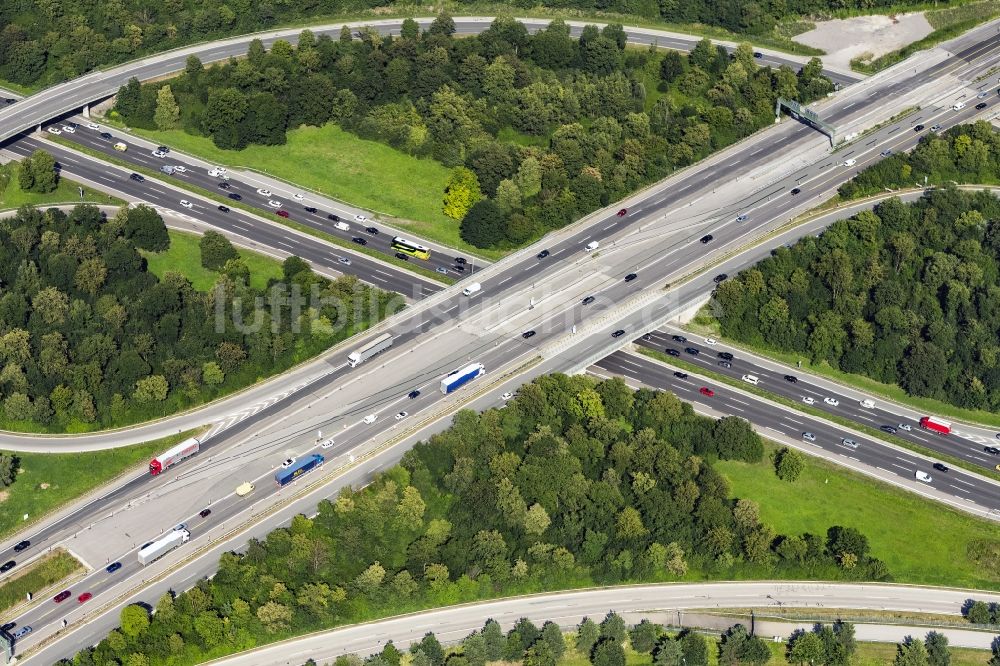 München von oben - Verkehrsführung am Autobahnkreuz der BAB A9 und A99 in München im Bundesland Bayern, Deutschland