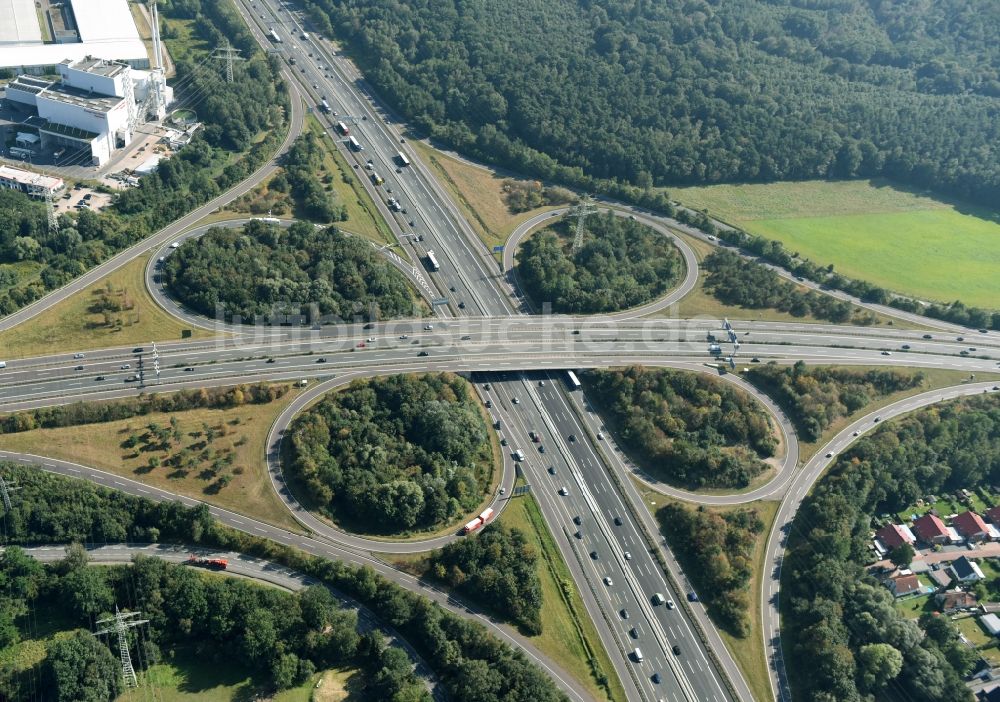 Hannover aus der Vogelperspektive: Verkehrsführung am Autobahnkreuz der BAB A2 und A37 nahe Hannover im Bundesland Niedersachsen