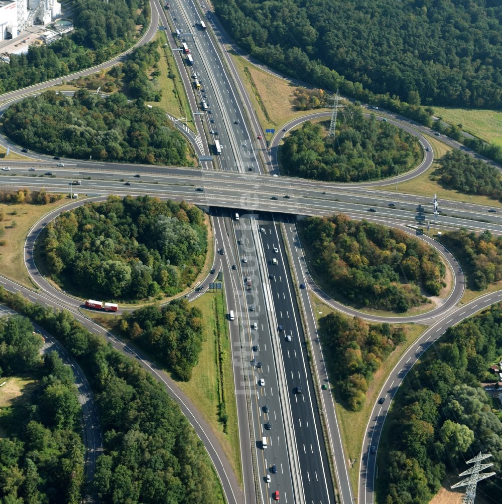 Hannover von oben - Verkehrsführung am Autobahnkreuz der BAB A2 und A37 nahe Hannover im Bundesland Niedersachsen