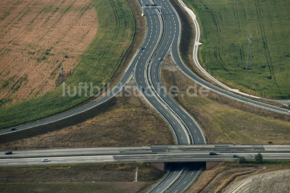 Niederröblingen (Helme) aus der Vogelperspektive: Verkehrsführung am Autobahnkreuz der BAB A71 - A38 in Niederröblingen (Helme) im Bundesland Sachsen-Anhalt