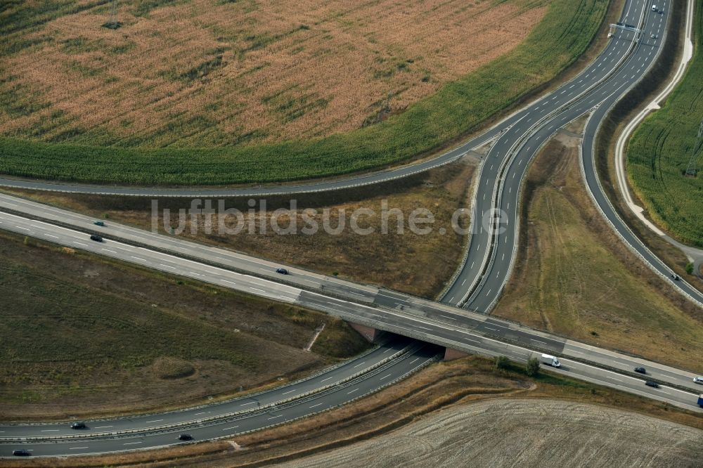 Luftaufnahme Niederröblingen (Helme) - Verkehrsführung am Autobahnkreuz der BAB A71 - A38 in Niederröblingen (Helme) im Bundesland Sachsen-Anhalt