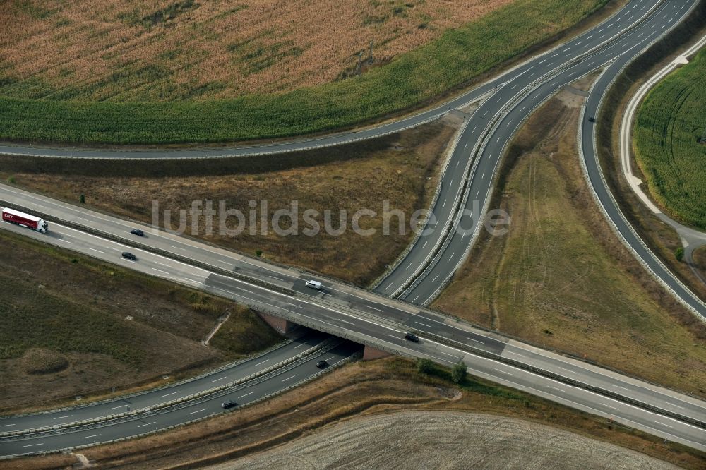 Niederröblingen (Helme) von oben - Verkehrsführung am Autobahnkreuz der BAB A71 - A38 in Niederröblingen (Helme) im Bundesland Sachsen-Anhalt