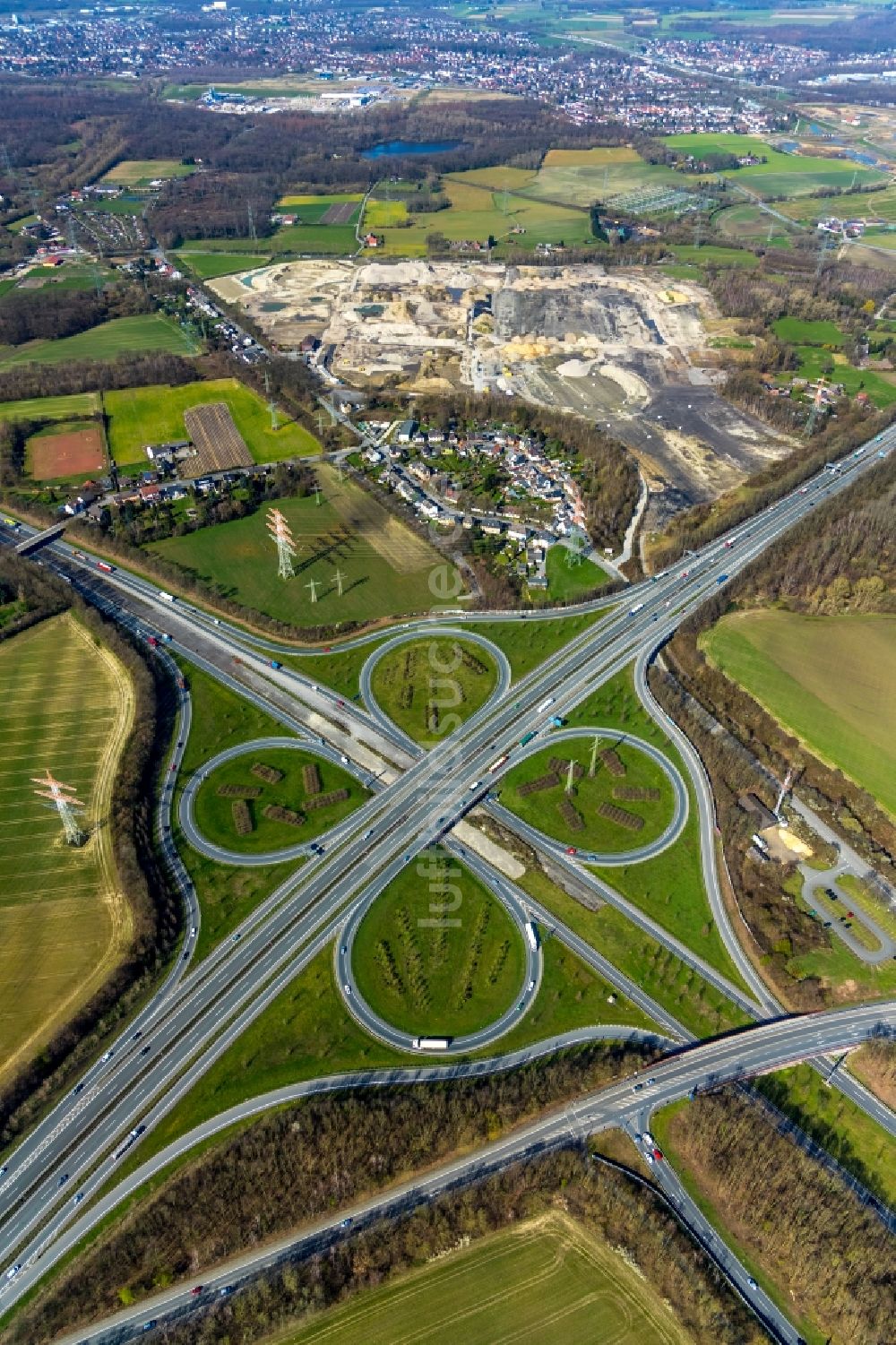 Luftaufnahme Dortmund - Verkehrsführung am Autobahnkreuz der BAB A42 - 45 im Ortsteil Bodelschwingh in Dortmund im Bundesland Nordrhein-Westfalen, Deutschland