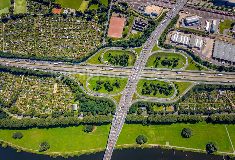 Duisburg aus der Vogelperspektive: Verkehrsführung am Autobahnkreuz der BAB A40 A59 im Ortsteil Duisburg Mitte in Duisburg im Bundesland Nordrhein-Westfalen, Deutschland