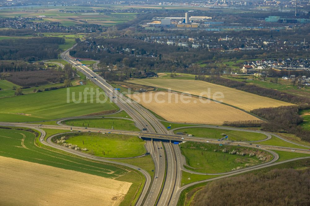 Duisburg von oben - Verkehrsführung am Autobahnkreuz der BAB A59 - 524 im Ortsteil Rahm in Duisburg im Bundesland Nordrhein-Westfalen, Deutschland