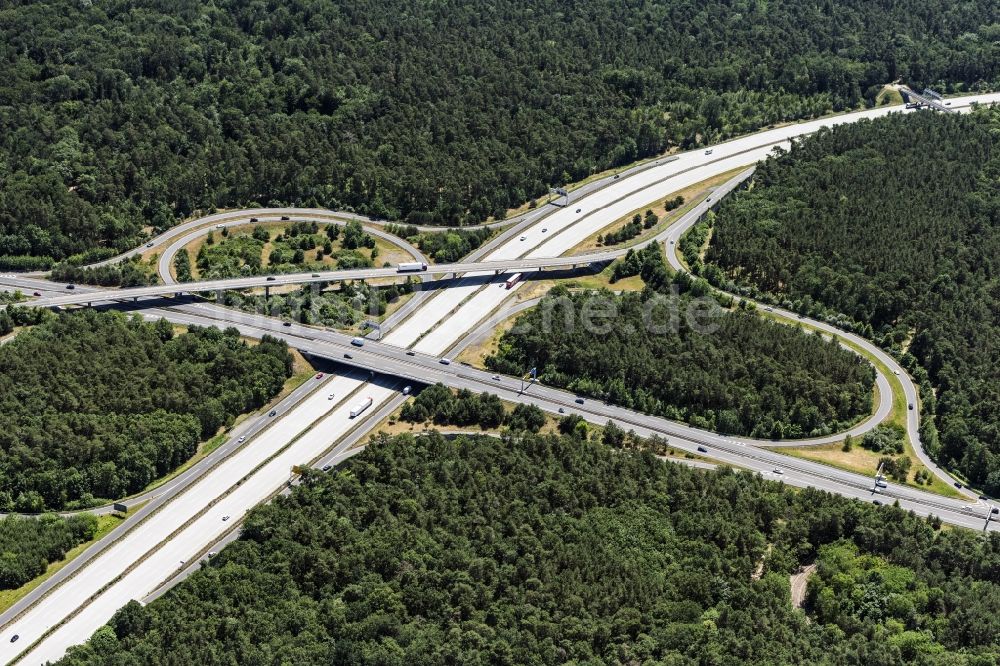 Potsdam von oben - Verkehrsführung am Autobahnkreuz der BAB A115 in Potsdam im Bundesland Brandenburg, Deutschland