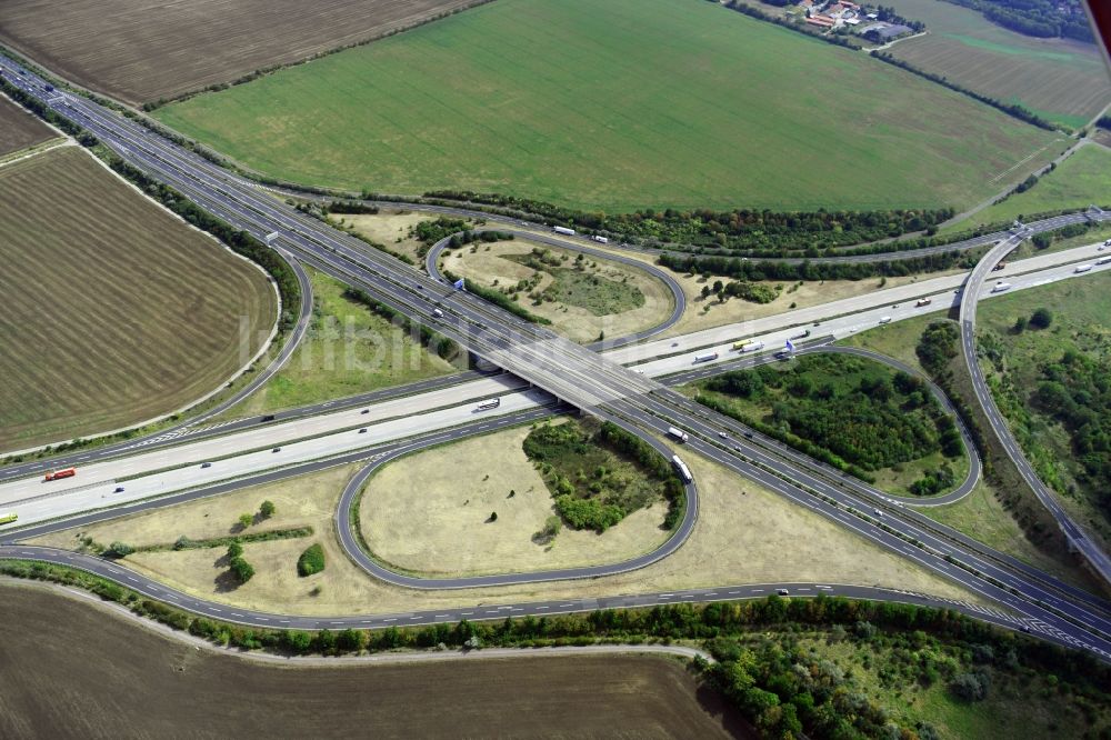 Luftaufnahme Dehlitz - Verkehrsführung am Autobahnkreuz der BAB A9 - A38 Rippachtal in Dehlitz im Bundesland Sachsen-Anhalt, Deutschland