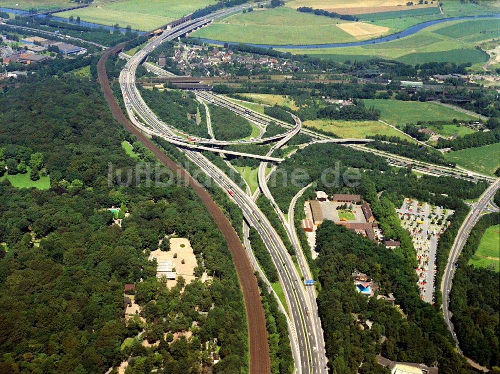 Duisburg von oben - Verkehrsführung am Autobahnkreuz der BAB A3 A40 - Spaghettikreuz in Duisburg im Bundesland Nordrhein-Westfalen