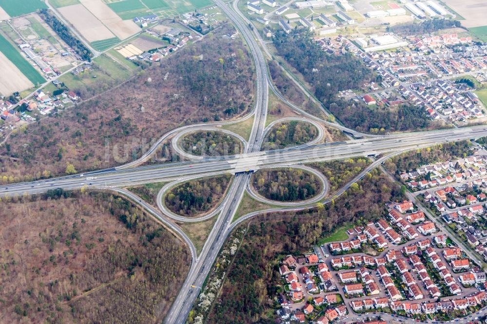 Luftbild Speyer - Verkehrsführung am Autobahnkreuz der BAB A61 mit B9 in Speyer im Bundesland Rheinland-Pfalz, Deutschland