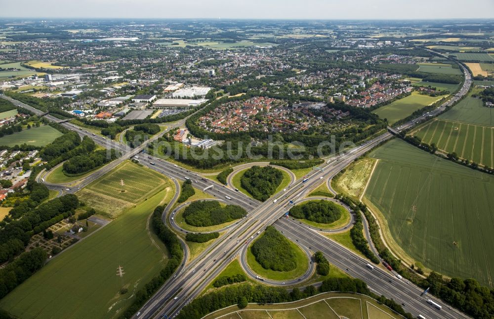 Unna von oben - Verkehrsführung am Autobahnkreuz der BAB A44 in Unna im Bundesland Nordrhein-Westfalen