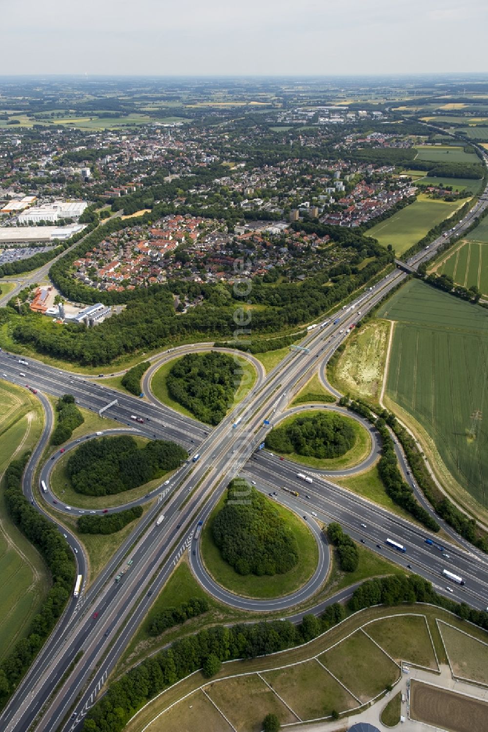 Unna aus der Vogelperspektive: Verkehrsführung am Autobahnkreuz der BAB A44 in Unna im Bundesland Nordrhein-Westfalen