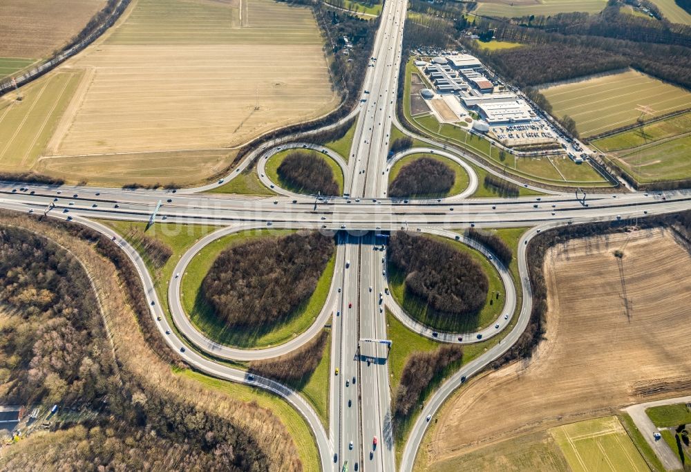 Unna von oben - Verkehrsführung am Autobahnkreuz der BAB A44 Unna-Ost in Unna im Bundesland Nordrhein-Westfalen, Deutschland