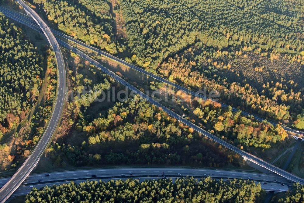 Werder von oben - Verkehrsführung am Autobahnkreuz der BAB A2 und A10 Werder im Bundesland Brandenburg