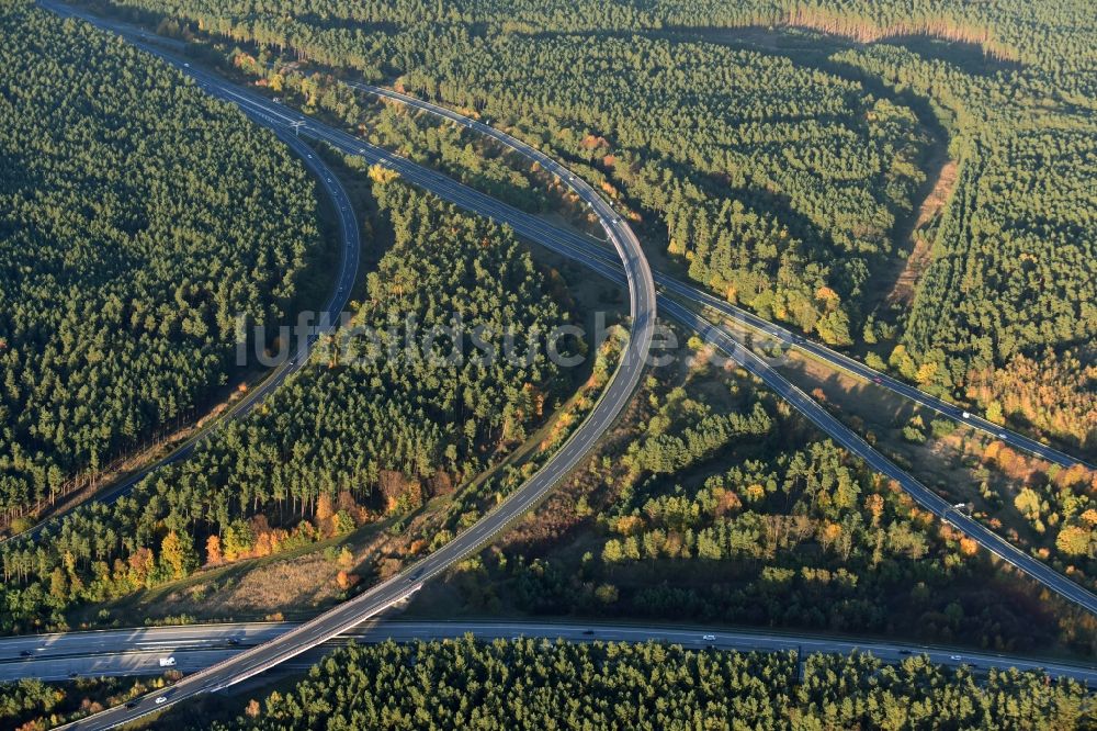 Werder aus der Vogelperspektive: Verkehrsführung am Autobahnkreuz der BAB A2 und A10 Werder im Bundesland Brandenburg