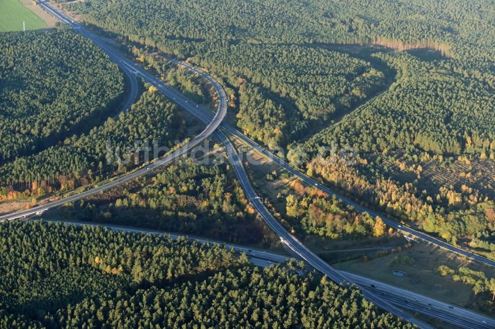 Luftaufnahme Werder - Verkehrsführung am Autobahnkreuz der BAB A2 und A10 Werder im Bundesland Brandenburg