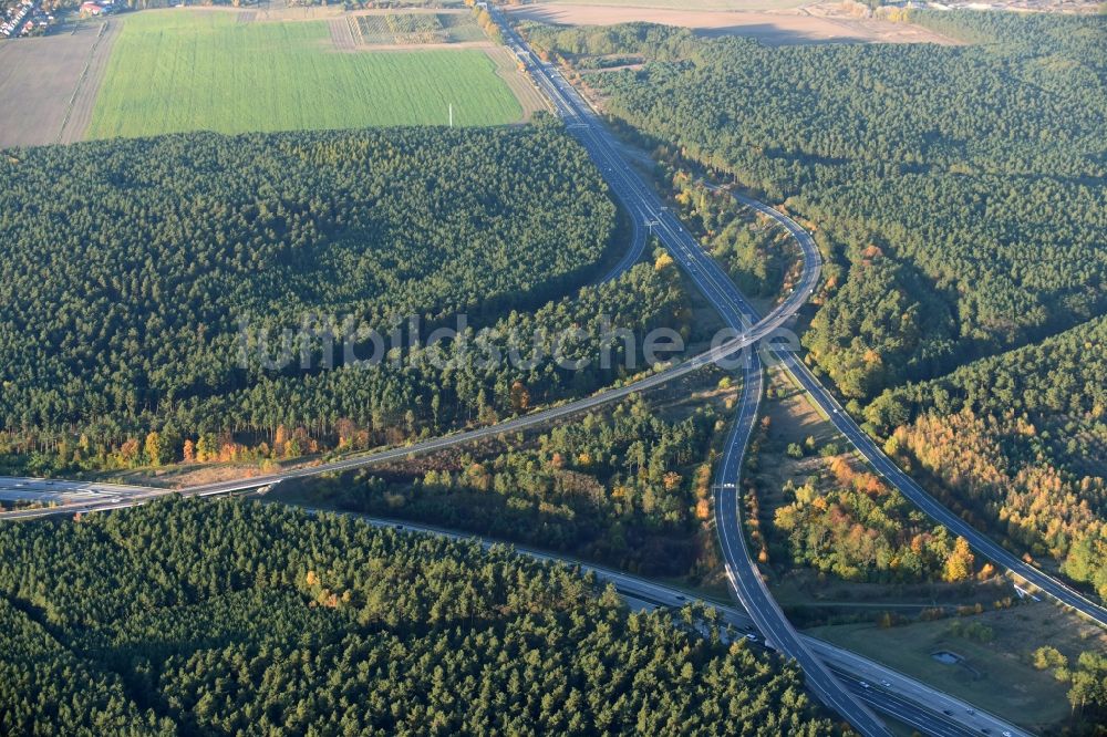 Werder von oben - Verkehrsführung am Autobahnkreuz der BAB A2 und A10 Werder im Bundesland Brandenburg