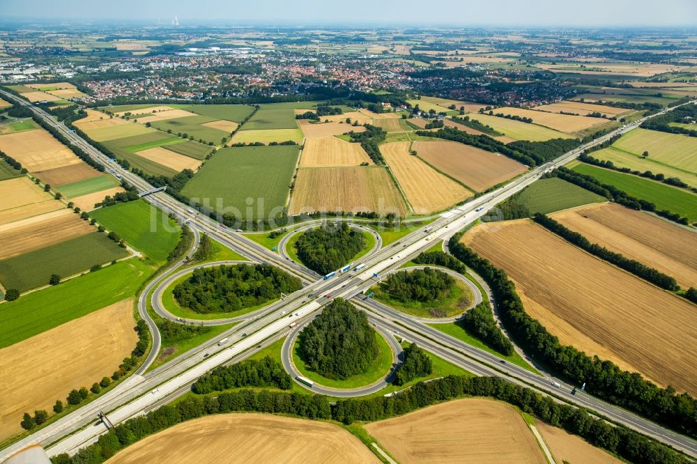 Luftaufnahme Werl - Verkehrsführung am Autobahnkreuz der BAB A44 in Werl im Bundesland Nordrhein-Westfalen