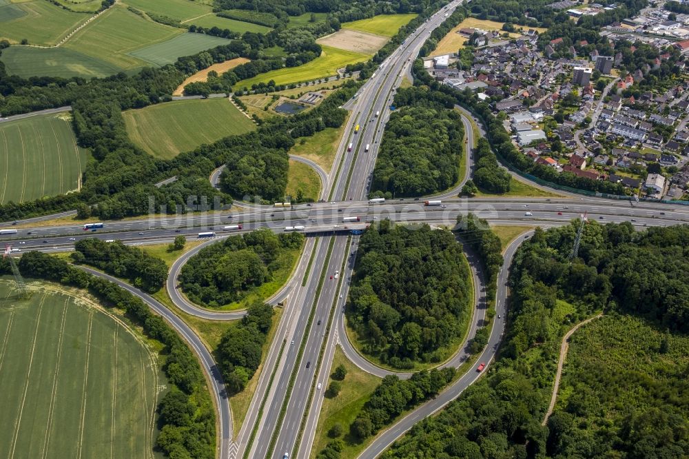 Luftaufnahme Schwerte - Verkehrsführung am Autobahnkreuz der BAB A45 A1 - E37 E41 Westhofener Kreuz in Schwerte im Bundesland Nordrhein-Westfalen