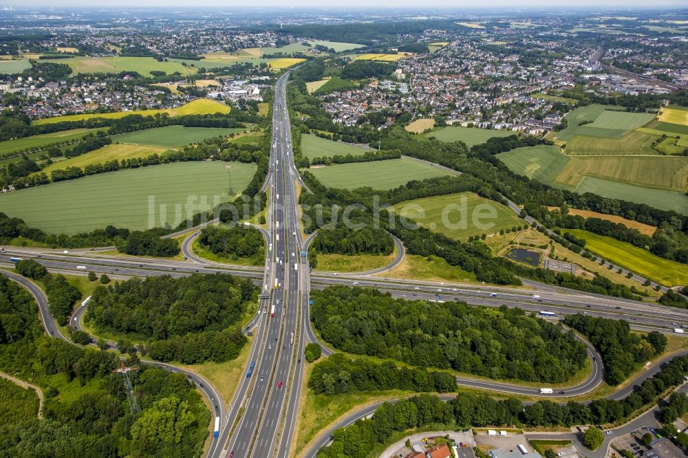 Luftaufnahme Schwerte - Verkehrsführung am Autobahnkreuz der BAB A45 A1 - E37 E41 Westhofener Kreuz in Schwerte im Bundesland Nordrhein-Westfalen