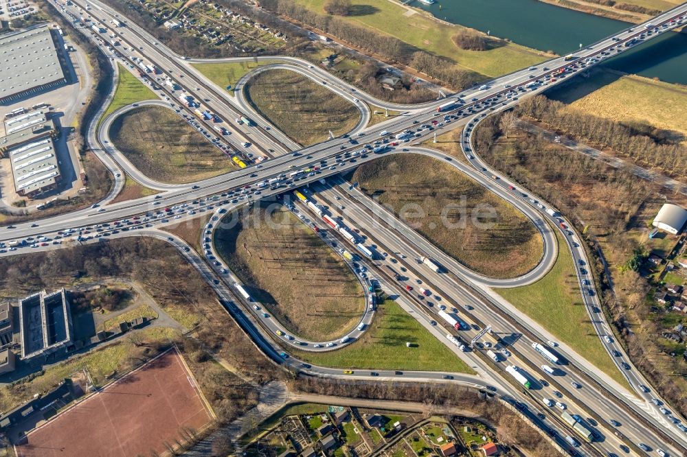 Duisburg von oben - Verkehrsführung am Autobahnkreuz der BAB A40 zur A59 in Duisburg im Bundesland Nordrhein-Westfalen, Deutschland