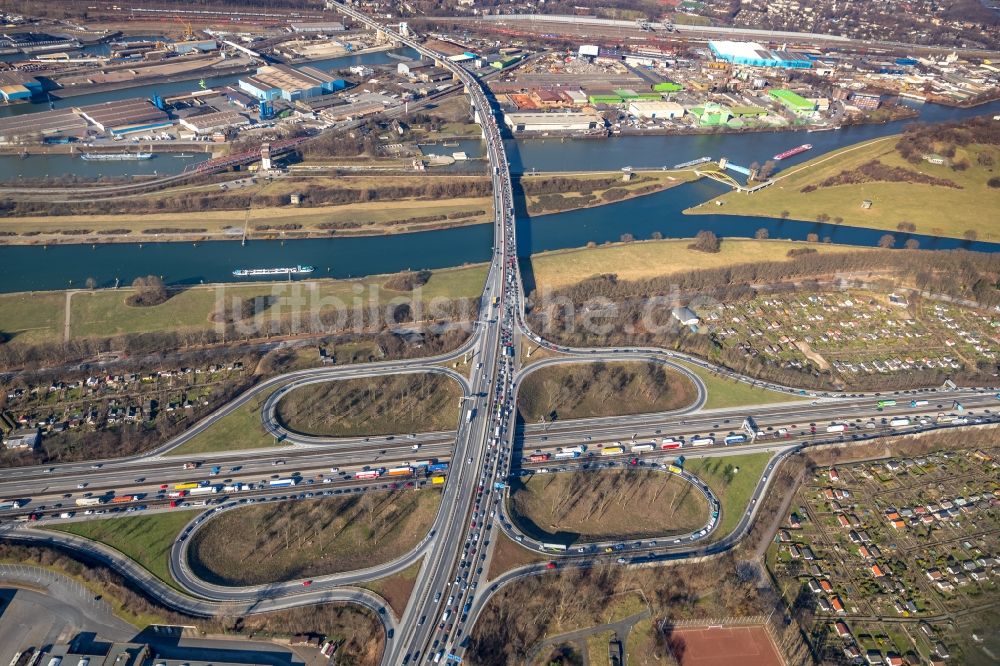 Duisburg aus der Vogelperspektive: Verkehrsführung am Autobahnkreuz der BAB A40 zur A59 in Duisburg im Bundesland Nordrhein-Westfalen, Deutschland