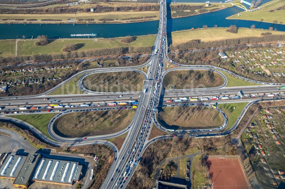 Luftbild Duisburg - Verkehrsführung am Autobahnkreuz der BAB A40 zur A59 in Duisburg im Bundesland Nordrhein-Westfalen, Deutschland