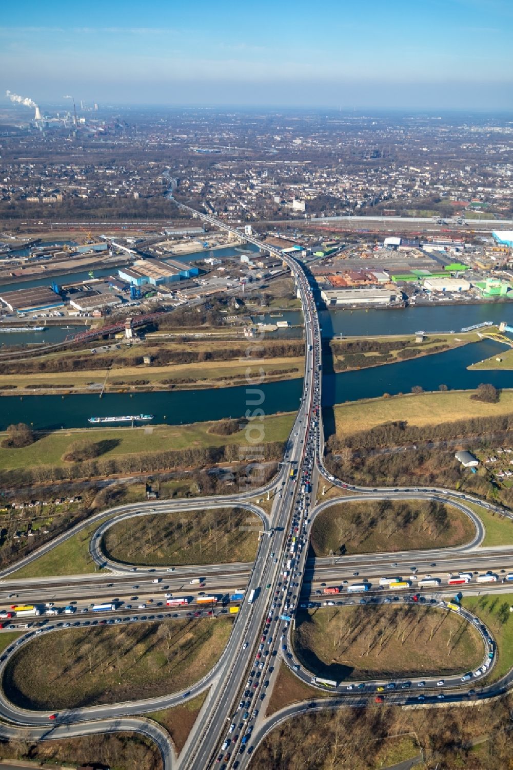 Luftaufnahme Duisburg - Verkehrsführung am Autobahnkreuz der BAB A40 zur A59 in Duisburg im Bundesland Nordrhein-Westfalen, Deutschland