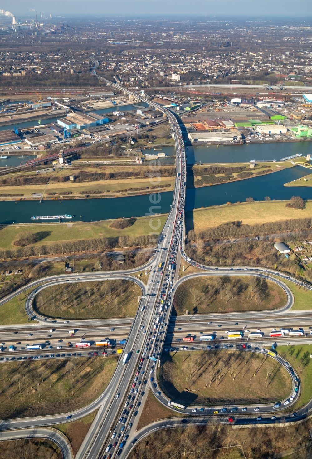 Duisburg von oben - Verkehrsführung am Autobahnkreuz der BAB A40 zur A59 in Duisburg im Bundesland Nordrhein-Westfalen, Deutschland