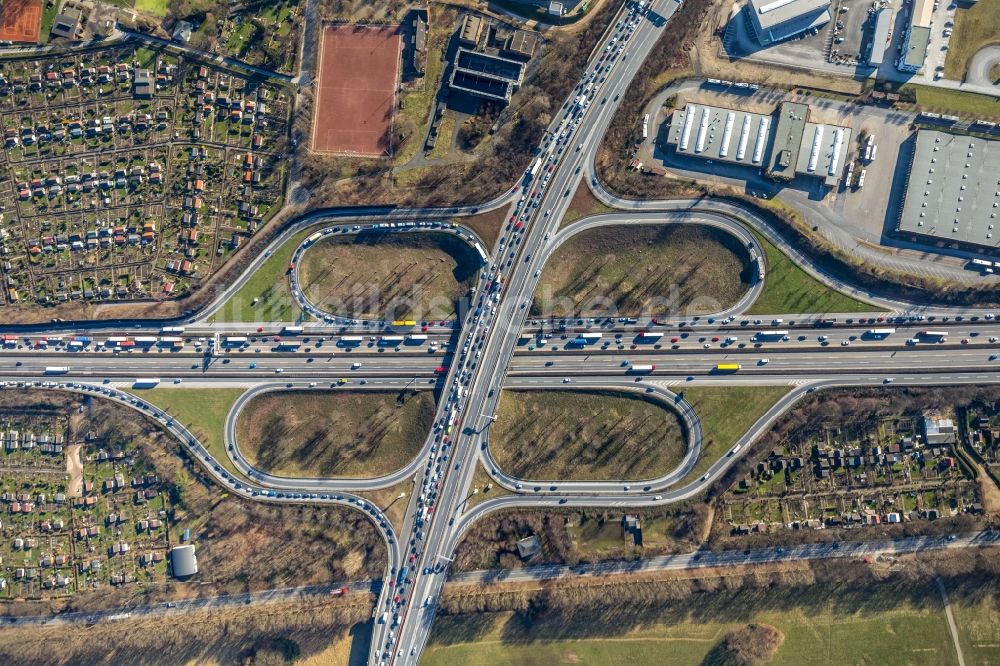 Duisburg aus der Vogelperspektive: Verkehrsführung am Autobahnkreuz der BAB A40 zur A59 in Duisburg im Bundesland Nordrhein-Westfalen, Deutschland