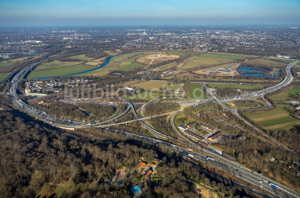 Luftbild Duisburg - Verkehrsführung am Autobahnkreuz der BAB A40 zur A3 in Duisburg im Bundesland Nordrhein-Westfalen, Deutschland