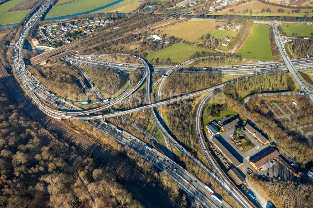 Luftaufnahme Duisburg - Verkehrsführung am Autobahnkreuz der BAB A40 zur A3 in Duisburg im Bundesland Nordrhein-Westfalen, Deutschland