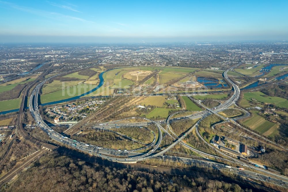 Duisburg von oben - Verkehrsführung am Autobahnkreuz der BAB A40 zur A3 in Duisburg im Bundesland Nordrhein-Westfalen, Deutschland