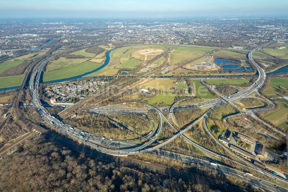 Duisburg aus der Vogelperspektive: Verkehrsführung am Autobahnkreuz der BAB A40 zur A3 in Duisburg im Bundesland Nordrhein-Westfalen, Deutschland