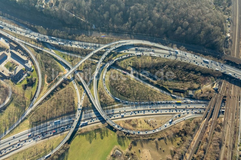 Luftbild Duisburg - Verkehrsführung am Autobahnkreuz der BAB A40 zur A3 in Duisburg im Bundesland Nordrhein-Westfalen, Deutschland