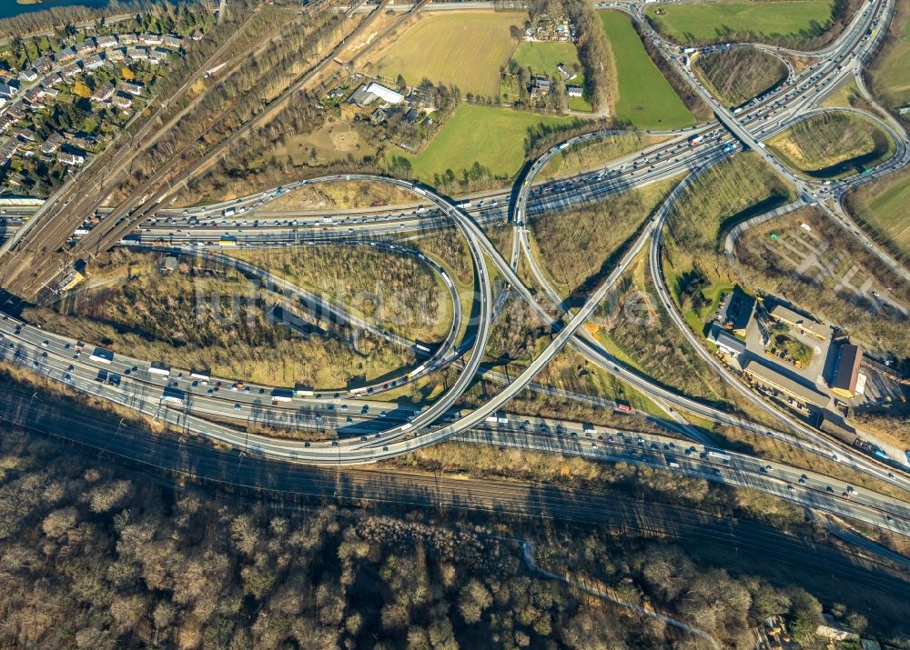 Luftaufnahme Duisburg - Verkehrsführung am Autobahnkreuz der BAB A40 zur A3 in Duisburg im Bundesland Nordrhein-Westfalen, Deutschland