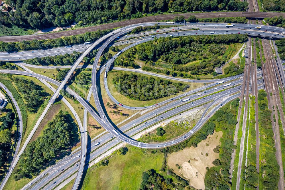 Duisburg aus der Vogelperspektive: Verkehrsführung am Autobahnkreuz der BAB A40 zur A3 in Duisburg im Bundesland Nordrhein-Westfalen, Deutschland