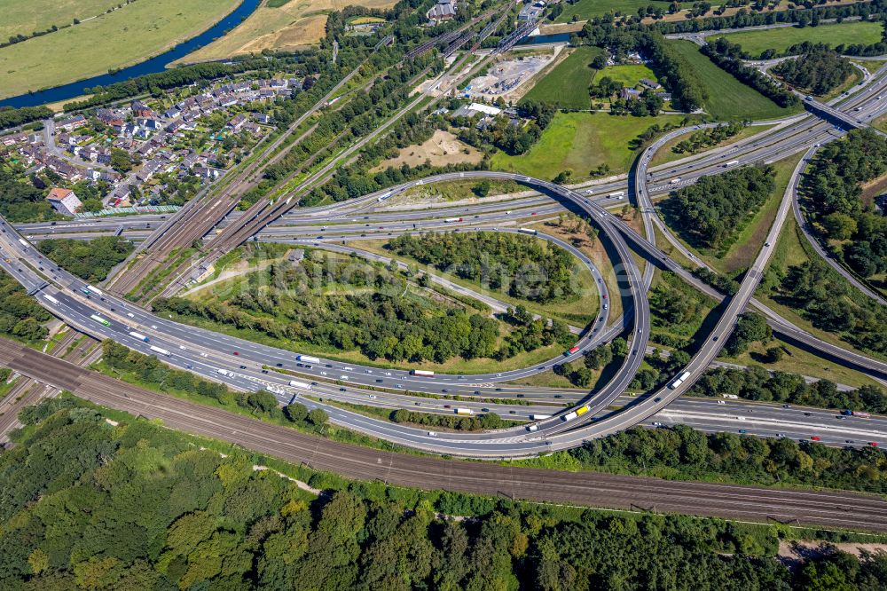 Luftaufnahme Duisburg - Verkehrsführung am Autobahnkreuz der BAB A40 zur A3 in Duisburg im Bundesland Nordrhein-Westfalen, Deutschland