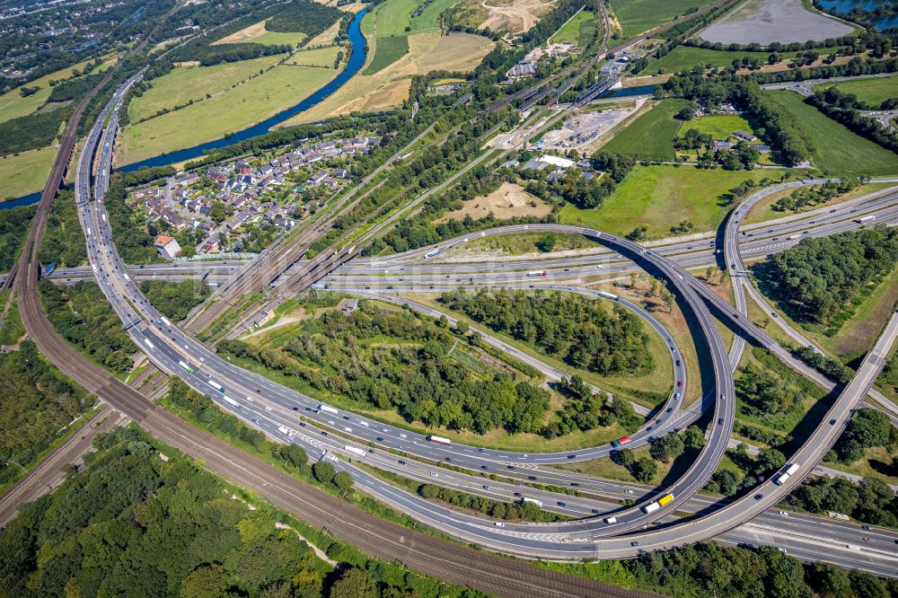 Duisburg von oben - Verkehrsführung am Autobahnkreuz der BAB A40 zur A3 in Duisburg im Bundesland Nordrhein-Westfalen, Deutschland