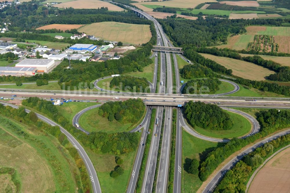 Luftaufnahme Bassenheim - Verkehrsführung am Autobahnkreuz der BAB A48 zur A61 Kreuz Koblenz in Bassenheim im Bundesland Rheinland-Pfalz, Deutschland