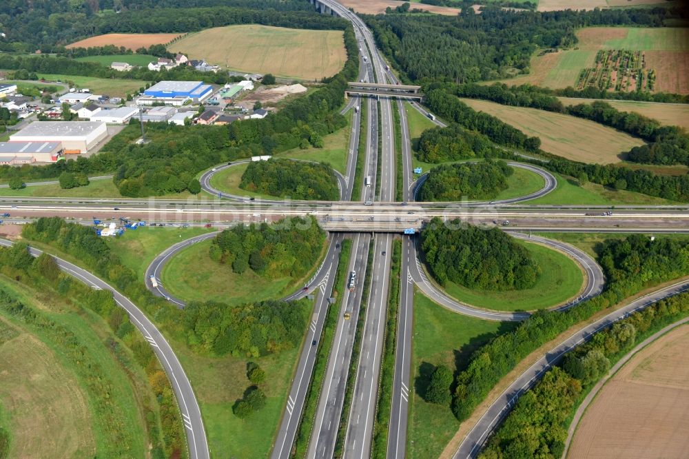 Bassenheim von oben - Verkehrsführung am Autobahnkreuz der BAB A48 zur A61 Kreuz Koblenz in Bassenheim im Bundesland Rheinland-Pfalz, Deutschland