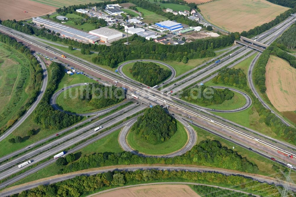 Luftbild Bassenheim - Verkehrsführung am Autobahnkreuz der BAB A48 zur A61 Kreuz Koblenz in Bassenheim im Bundesland Rheinland-Pfalz, Deutschland