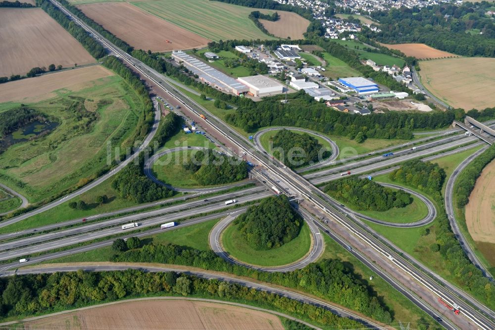 Luftaufnahme Bassenheim - Verkehrsführung am Autobahnkreuz der BAB A48 zur A61 Kreuz Koblenz in Bassenheim im Bundesland Rheinland-Pfalz, Deutschland