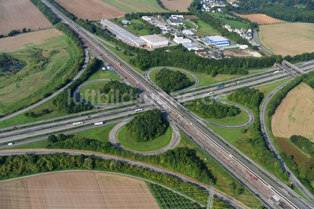 Bassenheim von oben - Verkehrsführung am Autobahnkreuz der BAB A48 zur A61 Kreuz Koblenz in Bassenheim im Bundesland Rheinland-Pfalz, Deutschland