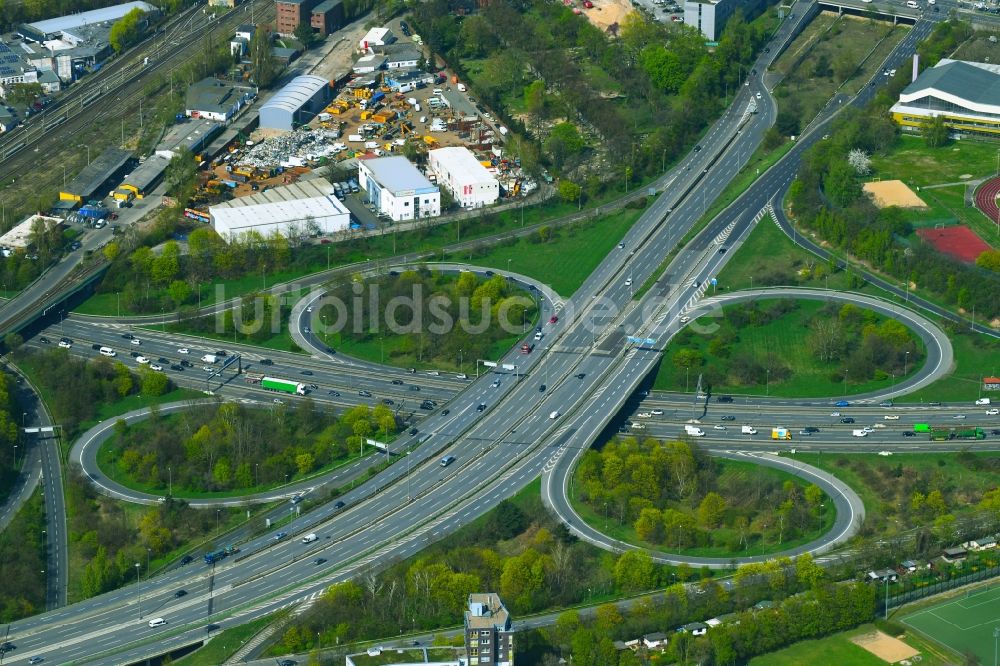 Berlin aus der Vogelperspektive: Verkehrsführung am Autobahnkreuz der BAB A100 zur A103 im Ortsteil Tempelhof-Schöneberg in Berlin, Deutschland