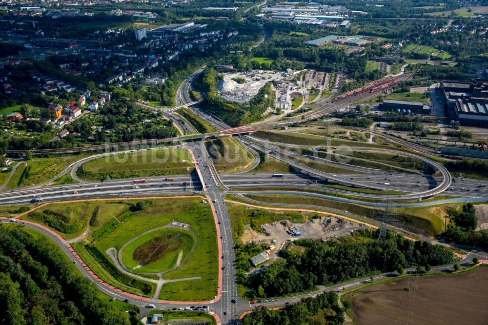 Luftbild Bochum - Verkehrsführung am Autobahnkreuz, Bochumer Westkreuz, zwischen der A 40 und der A 448 in Bochum im Bundesland Nordrhein-Westfalen