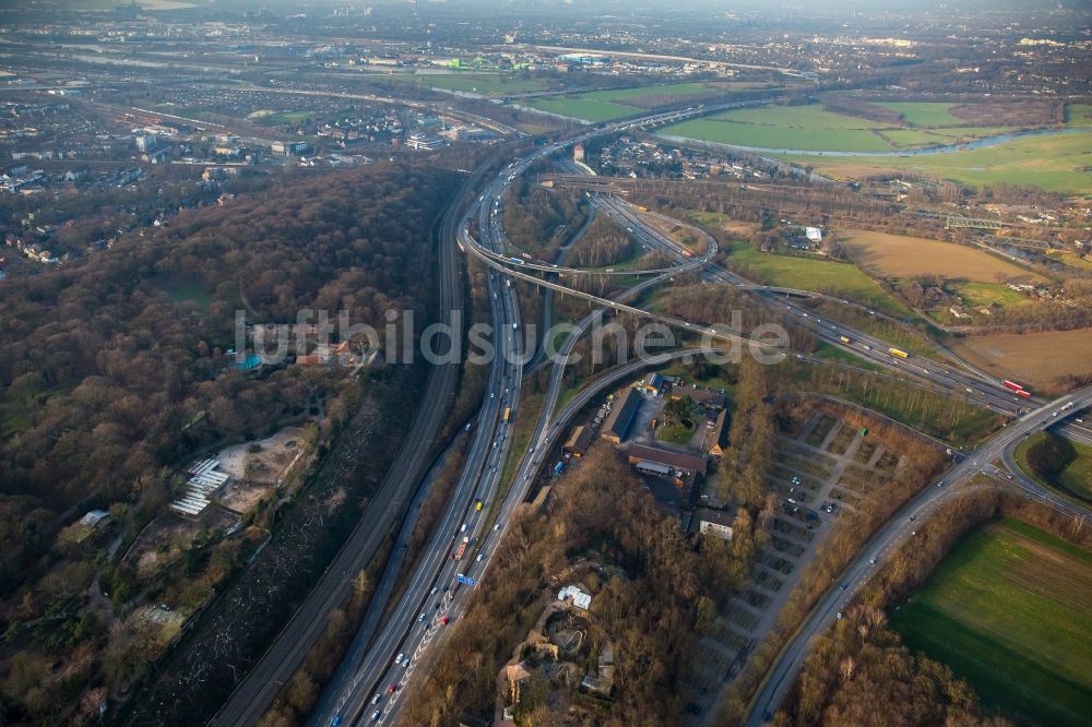 Luftbild Duisburg - Verkehrsführung am Autobahnkreuz Kaiserberg der BAB A3 und A40 im Osten des herbstlichen Duisburg im Bundesland Nordrhein-Westfalen