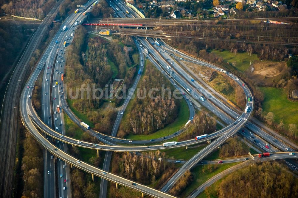 Luftaufnahme Duisburg - Verkehrsführung am Autobahnkreuz Kaiserberg der BAB A3 und A40 im Osten des herbstlichen Duisburg im Bundesland Nordrhein-Westfalen