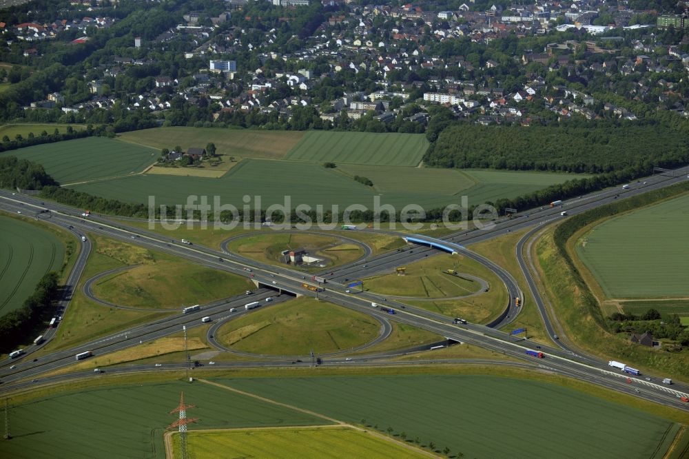 Luftaufnahme Kamen - Verkehrsführung am Autobahnkreuz Kamener Kreuz an der BAB A1 - A2 - E34 - E37 in Kamen im Bundesland Nordrhein-Westfalen